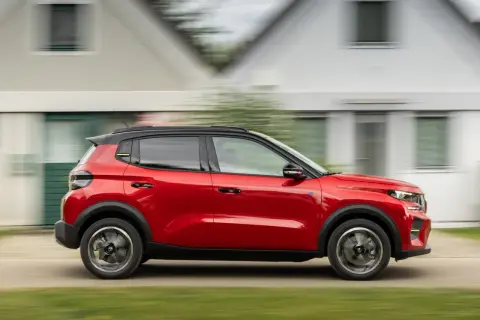 Czerwony, kompaktowy SUV w ruchu. Czy to przykład downsizingu w motoryzacji?