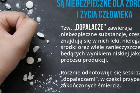 Dłoń zbliża się do białego proszku i tabletek. "Dopalacze" zawierają niebezpieczne substancje toksyczne, leki i zanieczyszczenia.