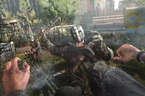Gracz w grze Dying Light 2 poradnik walczy z przeciwnikiem w masce.