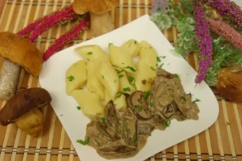 Jaka surówka do sosu grzybowego? Odkryj idealne połączenia!