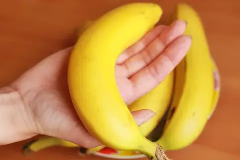 Ile kalorii ma banan? Czy tuczy? Wartości, IG i dieta