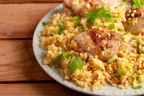 Delicioso plato de pollo con cuscús y perejil. Inspiración para tus recetas de cuscús.