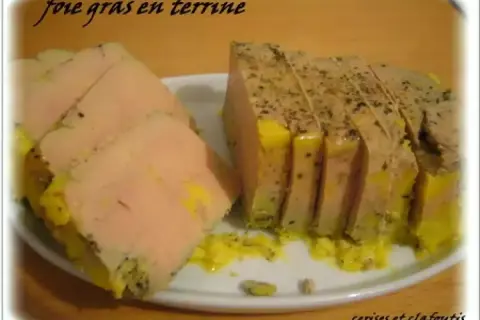 Tranches de foie gras en terrine, prêtes à être dégustées après cuisson au four. Un délice pour les fêtes.