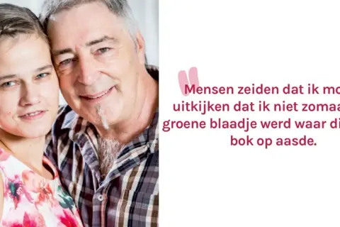 Een jonge vrouw met een bloemenjurk en een oudere man met een geruite blouse, die haar arm om haar heen slaat. Ze lijken verliefd, ondanks de waarschuwingen dat ze niet zomaar het "groene blaadje" moest worden voor de "oude bok".