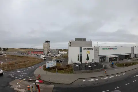 Lotnisko Frankfurt Hahn Airport z McDonald's i wieżą kontroli lotów.