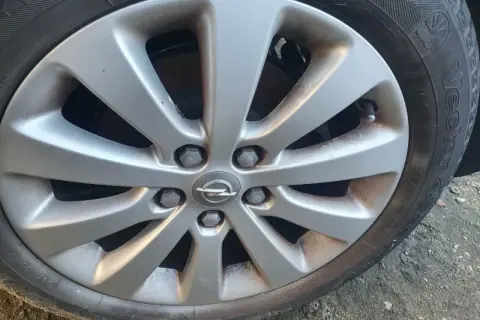 Felga aluminiowa Opel Astra J, widoczne śruby mocujące. Rozstaw śrub jest standardowy dla tego modelu.