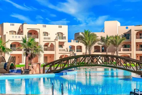 Basen i mostek w Sataya Resort Marsa Alam. Opinie o tym miejscu są zazwyczaj pozytywne, a widok zachęca do relaksu.