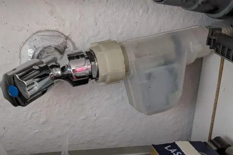 Wasserhahn mit Aquastop-Ventil. Mögliche aquastop defekt symptome: Tropfen, kein Wasserfluss.