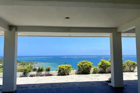 Tanie domki nad morzem 6 osobowe z widokiem na turkusowe morze i wyspy. Idealne miejsce na wakacje.