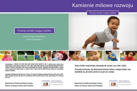 Uśmiechnięty 4-latek raczkuje, symbolizując kamienie milowe rozwoju. Poznaj oznaki, reaguj szybko.