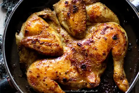 Pollo alla diavola succulento e dorato, cotto in padella con spezie piccanti. Un classico irresistibile.