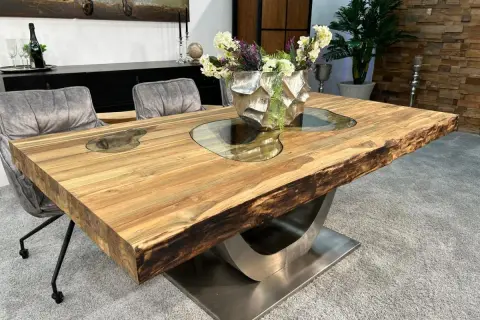 Ein einzigartiger runder oder eckiger Esstisch aus massivem Holz mit Glasinlays und einem modernen Metallfuß.