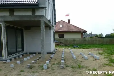 Głębokość słupków pod taras w Polsce: uniknij błędów i mrozu!