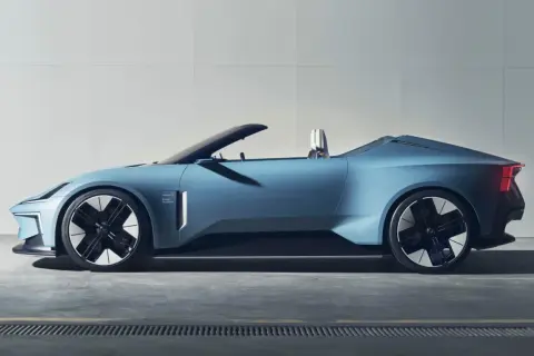 Blå Polestar 6 cabriolet med sportiga fälgar, en dröm för framtiden.