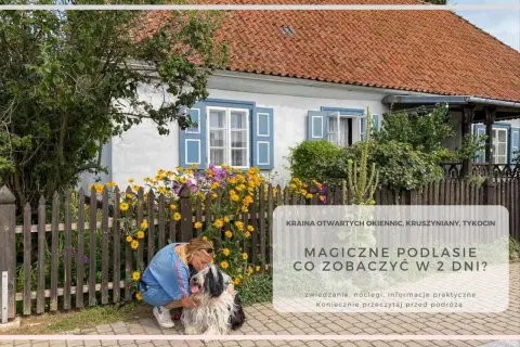 Kobieta z psem przy drewnianym płocie przed domem z niebieskimi okiennicami. To kwintesencja tego, z czego słynie Podlasie – sielski krajobraz i otwartość.