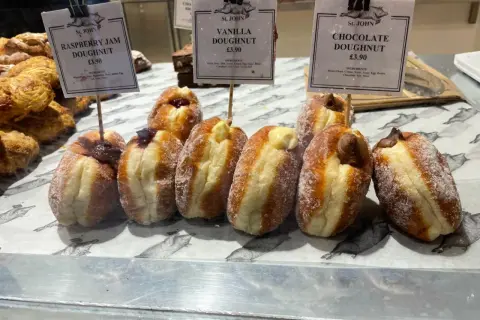 Pyszne pączki z dżemem malinowym, wanilią i czekoladą – tradycyjne jedzenie w Londynie.