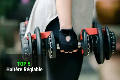Main d'une personne portant un gant de musculation, tenant un haltère réglable pour un exercice.