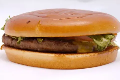 Ile kalorii ma hamburger z McDonald's? Ranking i porady!
