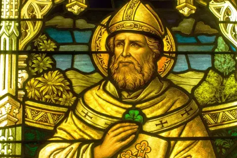 Vitral de San Patricio, con su trébol verde, celebrando el día de San Patricio.