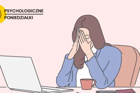 Kobieta z rękami na twarzy siedzi przy biurku z laptopem i kubkiem.
