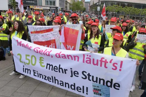 Demonstranten im Einzelhandel fordern 2,50 € mehr Lohn pro Stunde. Ein Streik im Handel ist im Gange.