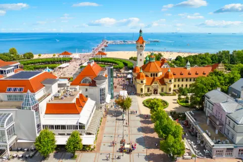 Piękne miasta nad morzem, z plażą, molo i urokliwą architekturą.