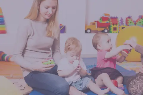 Ile godzin pracuje opiekunka w żłobku? Poznaj prawdę o etacie