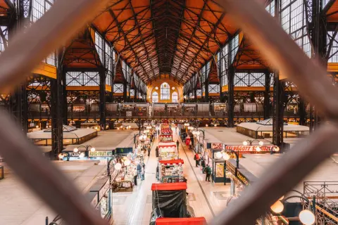 Blick in die riesige Markthalle von Budapest. Hier gibt es viele Buden mit Lebensmitteln und Souvenirs – ein Muss für Budapest Geheimtipps.