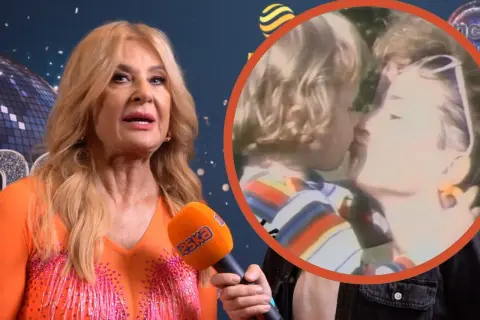 Majka Jeżowska w pomarańczowej kreacji, w tle zdjęcie z dzieciństwa, gdzie całuje syna. Piosenkarka wspomina: "A ja wolę moją mamę".