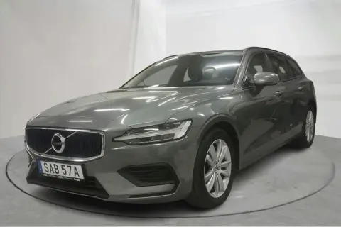 Grå Volvo V60 D4, en elegant kombi med modern design, redo för nya äventyr.