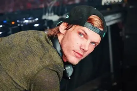 Avicii, młody DJ, w czapce i słuchawkach, którego nagła śmierć wstrząsnęła światem muzyki.