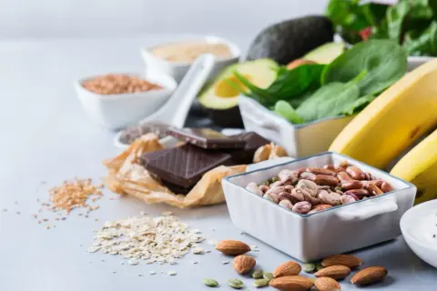 Bönor, mandlar, bananer, avokado, spenat och mörk choklad – bra källor till magnesium för gravida.