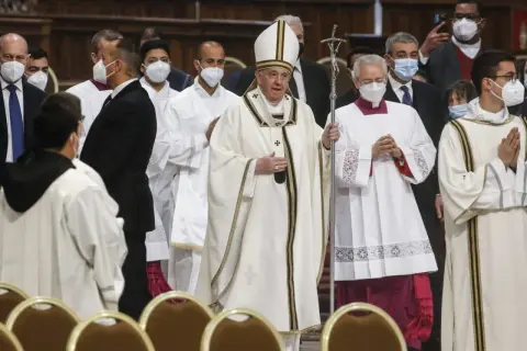 Papież Franciszek w białej szacie z krzyżem, otoczony przez duchownych w strojach liturgicznych. Obraz upamiętnia imieniny Franciszka.