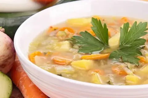 Zupa klarowna co to znaczy? Odkryj jej tajemnice i przepisy