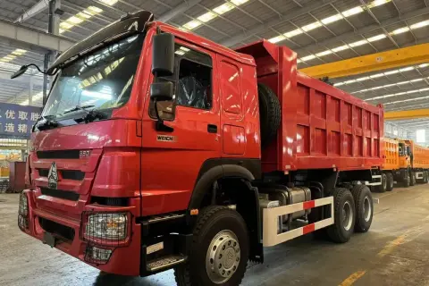 Camion benne rouge brillant, prêt pour le travail. Sa robustesse suggère une faible consommation pour sa catégorie.
