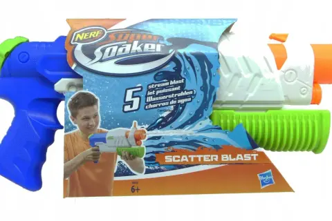 Pistolet na wodę Nerf Super Soaker Scatter Blast, gotowy do wodnej bitwy. Kolorowy, z niebieskim uchwytem i zielonym zbiornikiem.