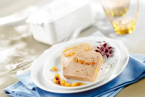 Délicieux pâté au foie gras de canard, garni de fruits secs, prêt à être dégusté. Une recette raffinée pour les fêtes.