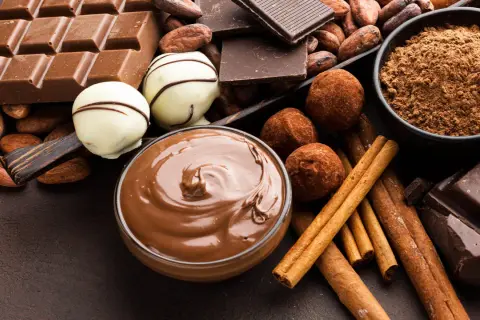 Czekolada: ile ma kcal? Gorzka, mleczna, biała wybierz świadomie!