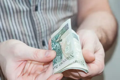 Jak zatytułować przelew za mieszkanie? Wynajem i zakup bez błędów!