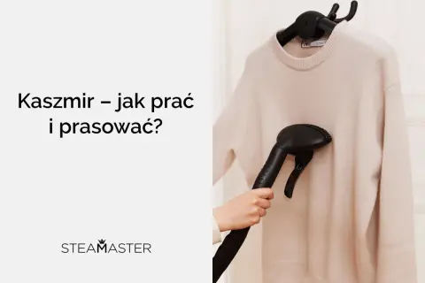 Delikatny kaszmir – jak prać i prasować? Para z parownicy Steamaster odświeża beżowy sweter.