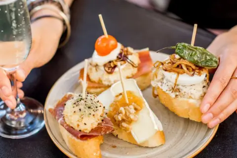 Malasaña de tapas: ¿Listo para la ruta más auténtica y deliciosa?