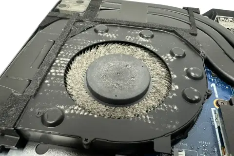 Laptop parzy, auto się grzeje? Ile kosztuje czyszczenie chłodzenia?