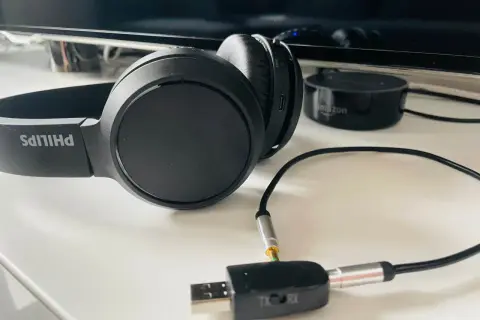 Czarne słuchawki Philips z adapterem audio TX/RX i Amazon Echo Dot.