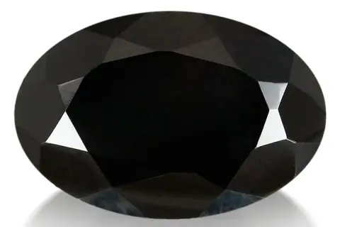 Espinela negra ovalada, facetada, con reflejos de luz que resaltan sus propiedades.