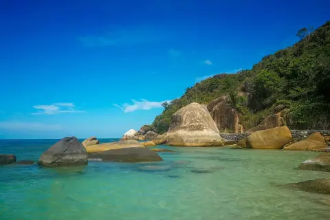 Turkusowa woda i ogromne głazy na plaży. Idealne miejsce, by zobaczyć piękno Koh Samui.