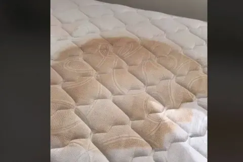 Manchas amarillas en un colchón. Aprende cómo quitar las manchas amarillas del colchón para un descanso más limpio y saludable.