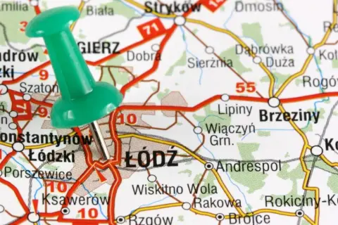 Zielona pinezka na mapie wskazuje Łódź. W promieniu 200 km od Łodzi kryją się ciekawe miejsca, jak Brzeziny czy Koluszki.