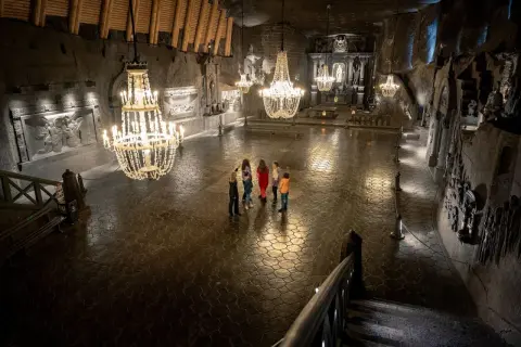 Grupa zwiedza Kaplicę św. Kingi w Kopalni Soli Wieliczka. Warto kupić kopalnia wieliczka bilety online.