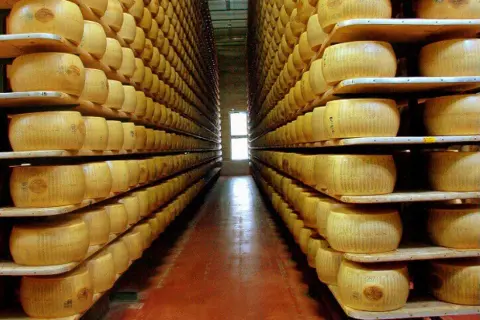 Skąd pochodzi ser parmezan? Odkryj jego fascynującą historię i regiony produkcji