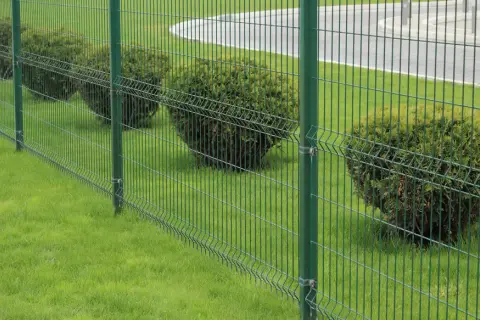 Ogrodzenie z Siatki: Z Podmurówką Czy Bez? Porównaj Opcje